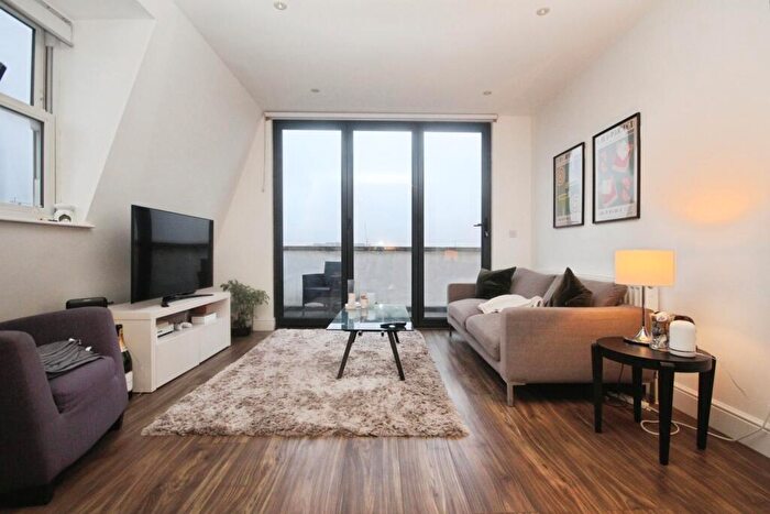 2 Bedroom Penthouse To Rent In Balham Hill, London, SW12