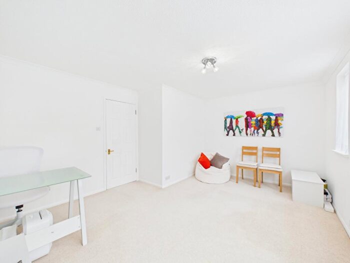 1 Bedroom Apartment For Sale In Knaves Hollow, Wooburn Moor, High Wycombe, Buckinghamshire, HP10