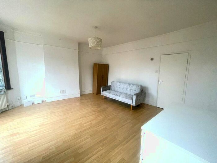 2 Bedroom Flat To Rent In Duckett Road, Harringay, London, N4