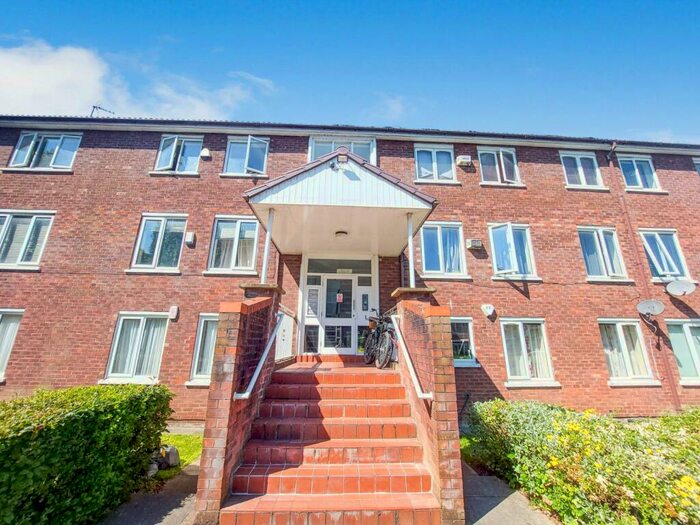 3 Bedroom Flat To Rent In Lockett Gardens, Salford, M3