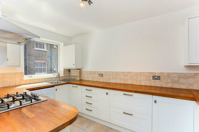 2 Bedroom Flat To Rent In Parkgate Road, SW11