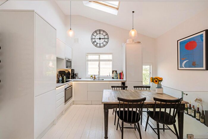 2 Bedroom Flat For Sale In Fulham Palace Road, London, SW6
