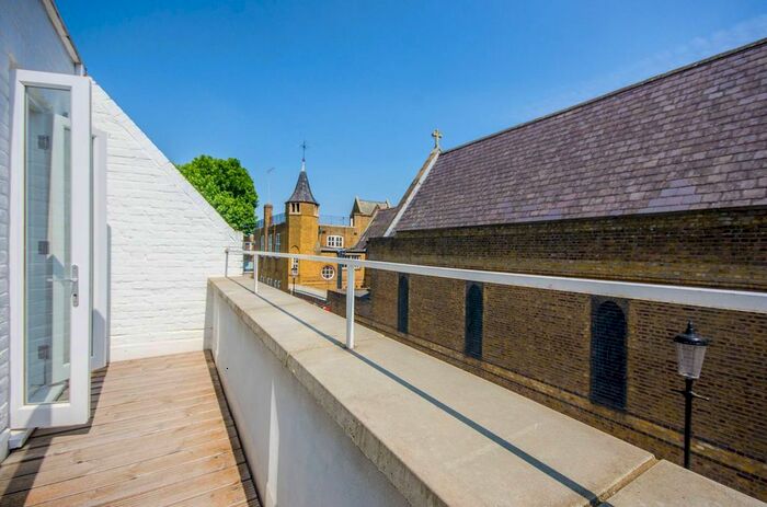 2 Bedroom Property To Rent In Pottery Lane, Holland Park, London, W11