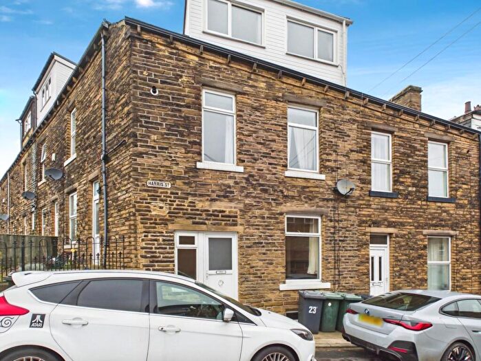 3 Bedroom Terraced House For Sale In Harris Street, Bingley, BD16