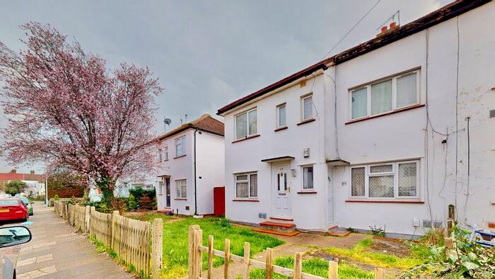 2 Bedroom Flat To Rent In The Crescent, Hayes, UB3