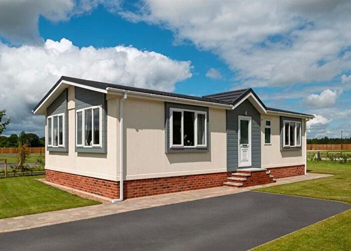 2 Bedroom Mobile/park Home For Sale In The Beeches, Pine View Park, Maulden, MK45
