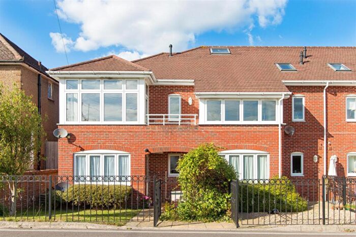 2 Bedroom Flat To Rent In Kings Gate, Gordon Road, Haywards Heath, RH16