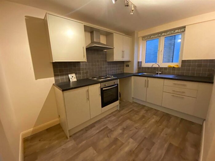 2 Bedroom Flat To Rent In Wakefield Road, Hipperholme, Halifax, HX3