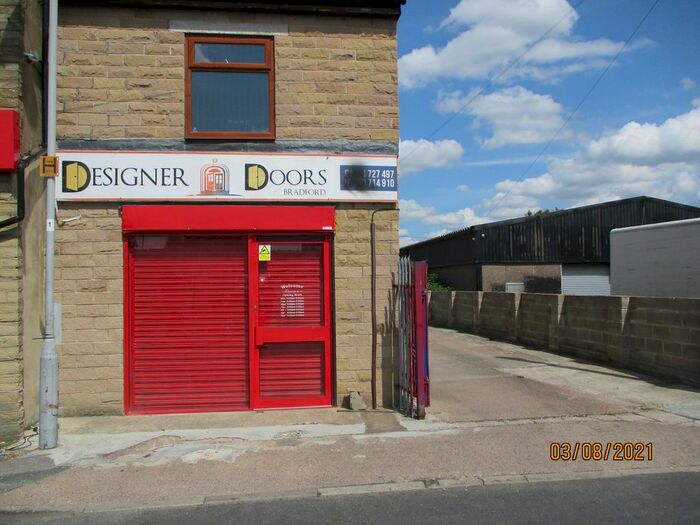 2 Bedroom Flat To Rent In Little Horton Lane, Bradford, West Yorkshire, BD5