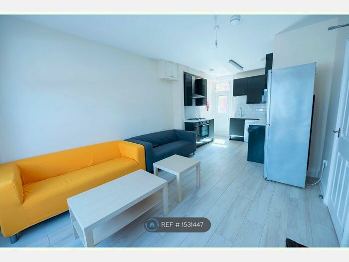 6 Bedroom Terraced House To Rent In Brighton Road, Reading, RG6