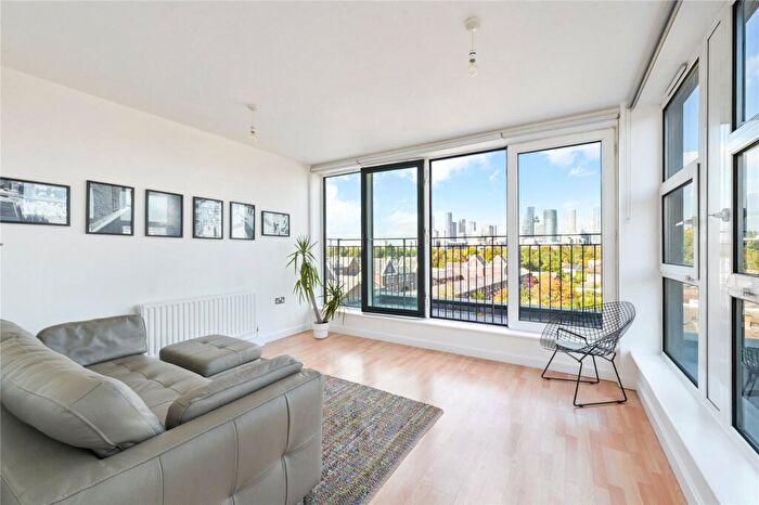 2 Bedroom Apartment To Rent In Bartlett Mews, London, E14