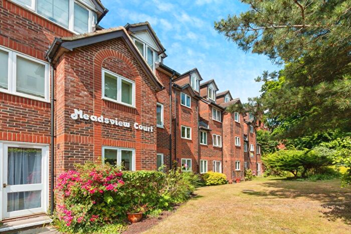 2 Bedroom Apartment For Sale In Meadsview Court, Farnborough, GU14