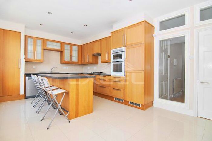 3 Bedroom Flat To Rent In Compayne Gardens, South Hampstead, London, NW6