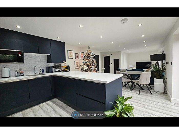 2 Bedroom Flat To Rent In Finchingfield Avenue, Woodford Green, IG8