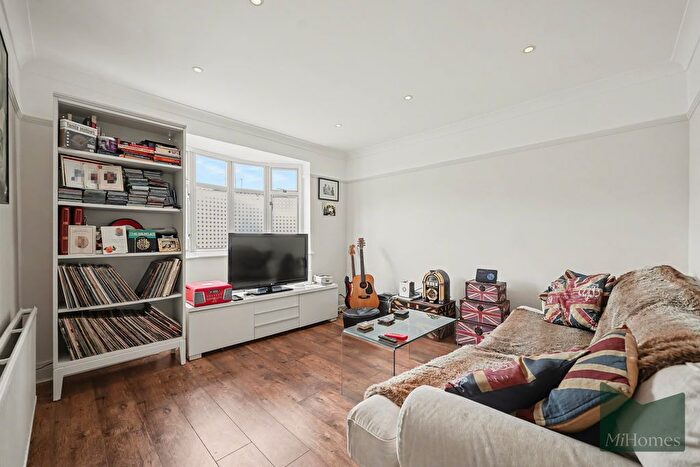 2 Bedroom Maisonette For Sale In Oak Avenue, Muswell Hill, N10