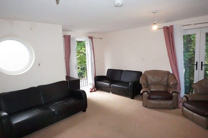 6 Bedroom Semi-Detached House To Rent In Burwell Avenue, Greenford, UB6