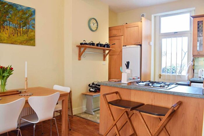 2 Bedroom Flat To Rent In Avenell Road, London ., N5