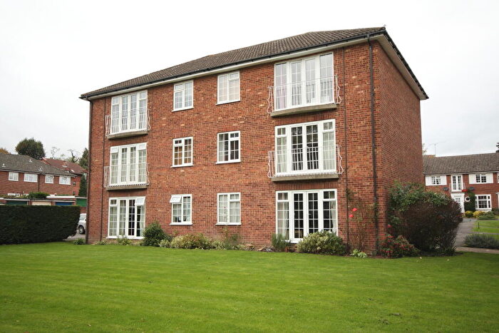 2 Bedroom Flat For Sale In Midhope Road, Woking, GU22