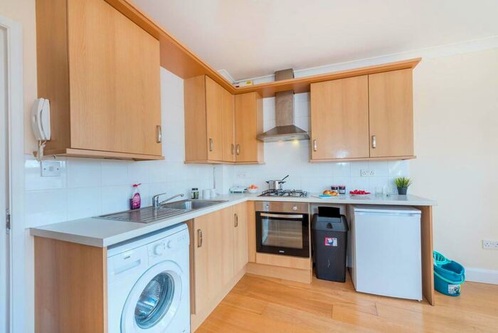 2 Bedroom Flat To Rent In New Cross Road, New Cross, London, SE14
