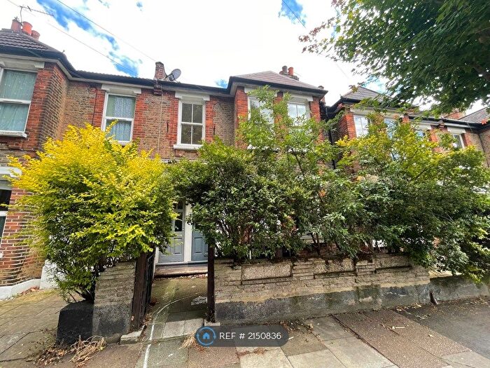 3 Bedroom Flat To Rent In Geldeston Road, London, E5