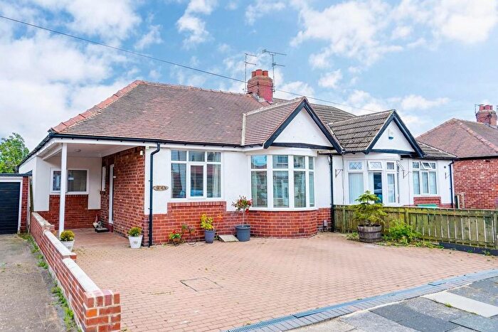 3 Bedroom Semi-Detached House For Sale In Chatsworth Gardens, Whitley Bay, NE25