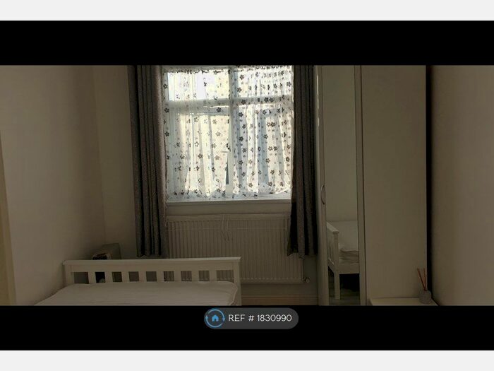 Studio To Rent In Lincoln Avenue, Romford, RM7