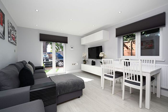 1 Bedroom Flat For Sale In Brittain Road, Hersham, Surrey, KT12