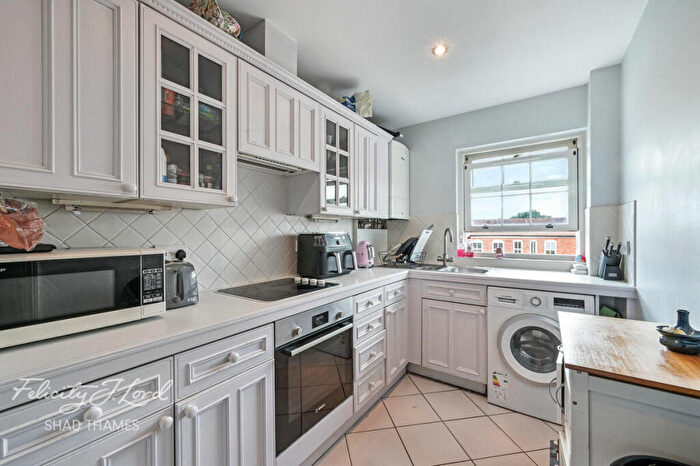 2 Bedroom Flat For Sale In Edward Square, Rotherhithe Street, London, SE16