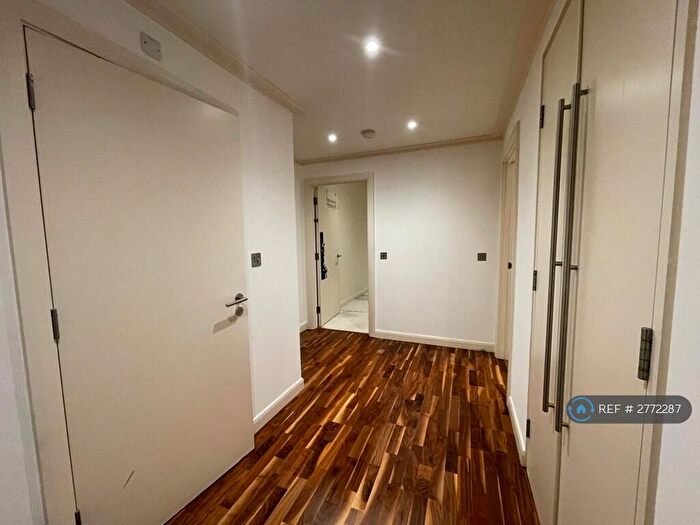 2 Bedroom Flat To Rent In Discovery Dock Apartments West, London, E14