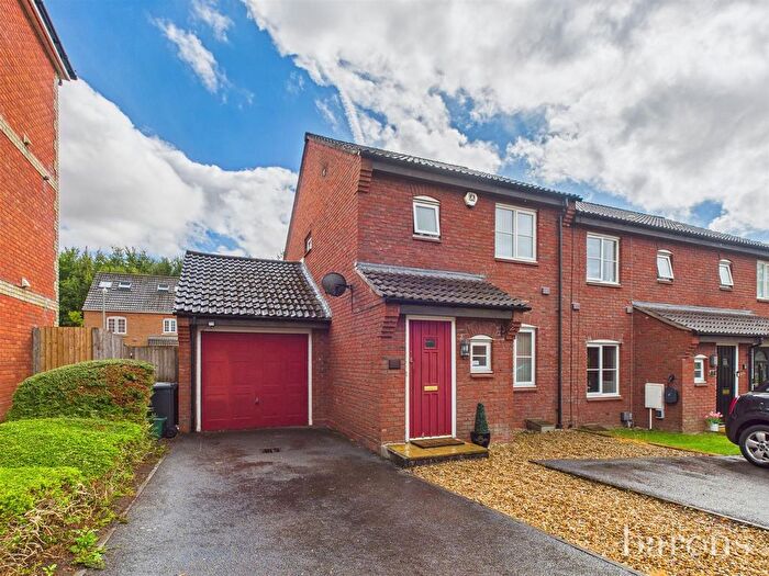 3 Bedroom End Terrace House For Sale In Breadels Field, Beggarwood, Basingstoke, RG22