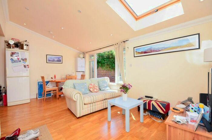 2 Bedroom Flat To Rent In Taunton Avenue, Raynes Park, London, SW20