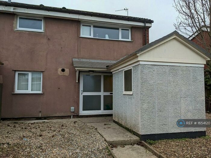 3 Bedroom Semi-Detached House To Rent In Yatesbury Garth, Bransholme, Hull, HU7