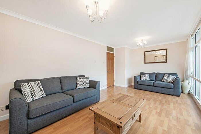 3 Bedroom Maisonette To Rent In Canton Street, Poplar, E14