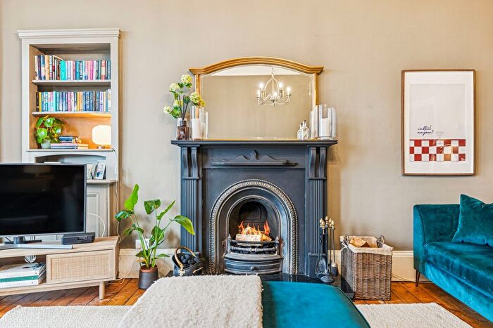 2 Bedroom Flat For Sale In Crow Road, Jordanhill, G11