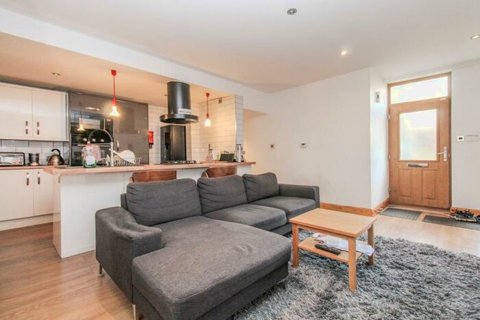 2 Bedroom Flat To Rent In Burton Crescent, Headingley, LS6