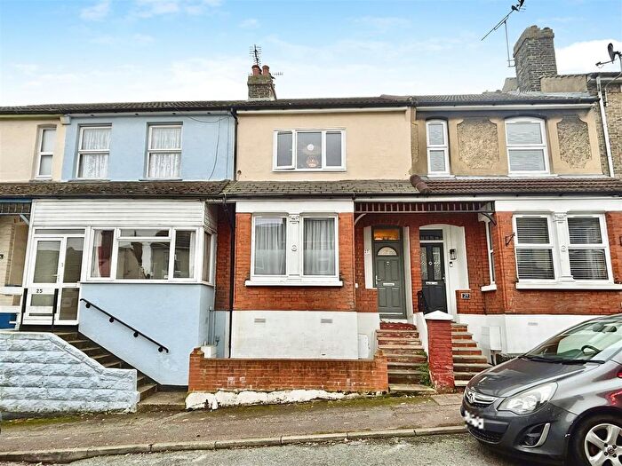 3 Bedroom Terraced House For Sale In Wyndham Road, Chatham, ME4