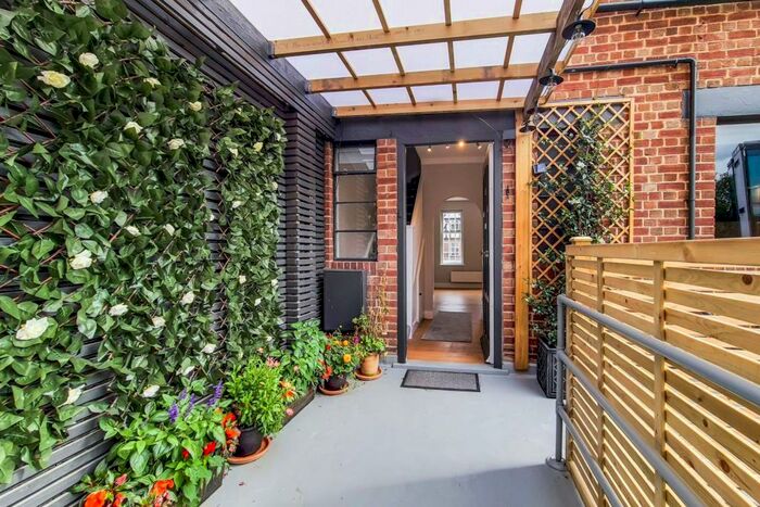 3 Bedroom Flat To Rent In High Street, Esher, KT10