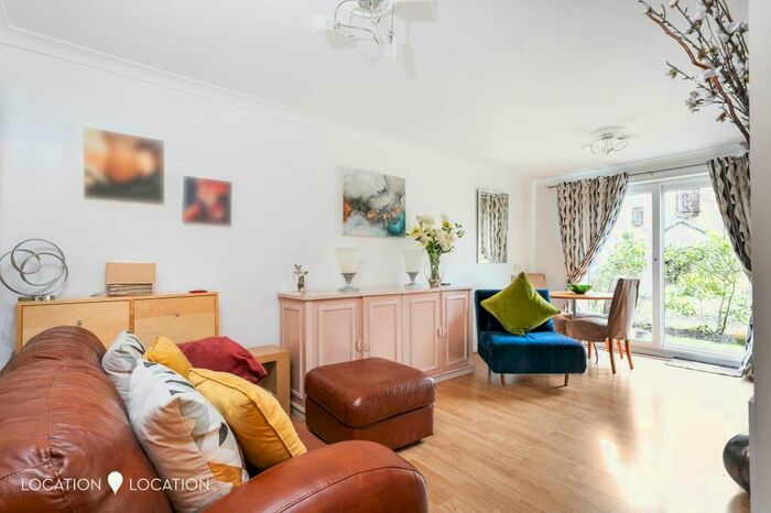 2 Bedroom Flat To Rent In Riverside Close, London, E5