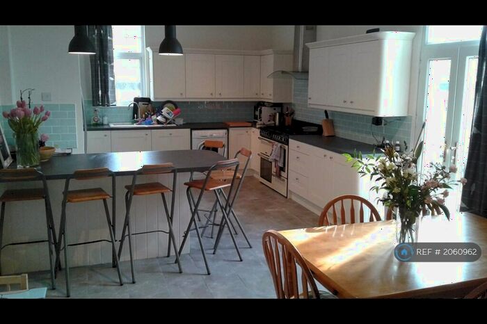 8 Bedroom Semi-Detached House To Rent In Meadow Road, Nottingham, NG9