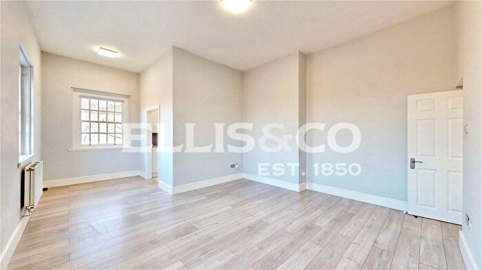 3 Bedroom Flat To Rent In West Park Road, Southall, UB2