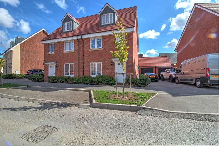 4 Bedroom Semi-Detached House For Sale In Morpeth Crescent, Dunstable, LU5