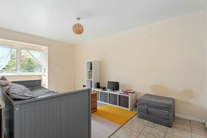 1 Bedroom Flat To Rent In Tansley Close, Islington, N7