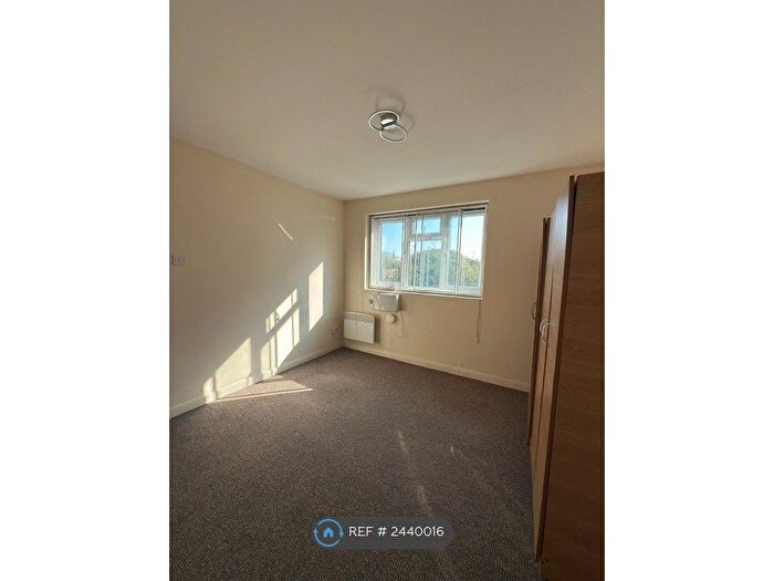 2 Bedroom Flat To Rent In Claremont Close, London, E16