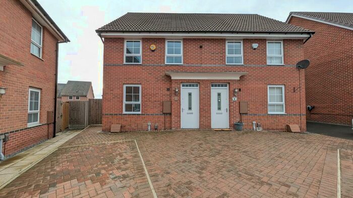 3 Bedroom Semi-Detached House To Rent In Gum Tree Close, NG12