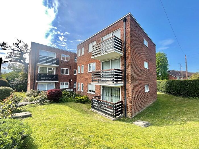 2 Bedroom Flat To Rent In Parkmore Close, Woodford Green, IG8