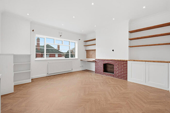2 Bedroom Flat For Sale In Hermitage Court, South Woodford, E18