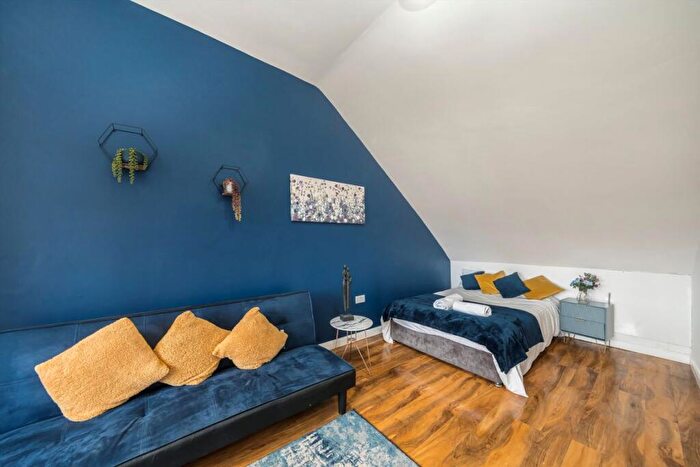 Flat To Rent In Fernbank Avenue, Wembley, HA0
