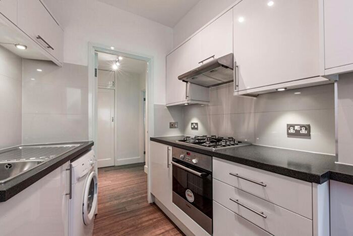 3 Bedroom Flat To Rent In Brondesbury Court Willesden Lane, NW2