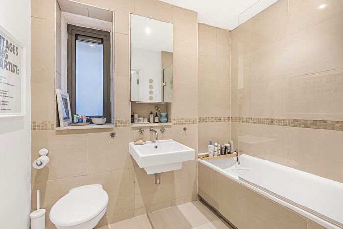 2 Bedroom Flat For Sale In Coleman Fields, Islington, London, N1