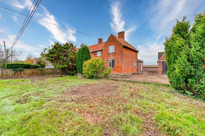 3 Bedroom Semi-Detached House For Sale In The Close, Aylmerton, NR11